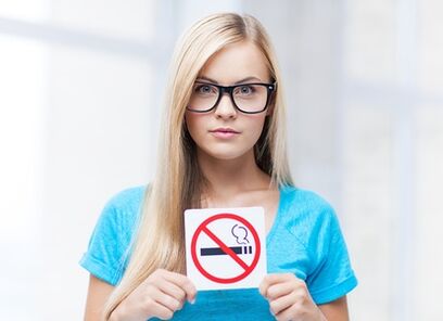 girl with a sign prohibiting smoking at the entrance